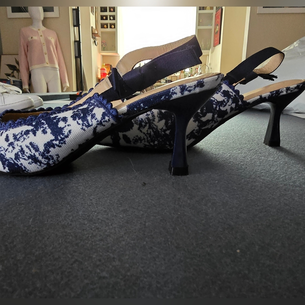 Elegant Navy and Cream Women's Slingback Shoes - Picture 6 of 7
